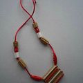 Collier rouge pour petite fille.