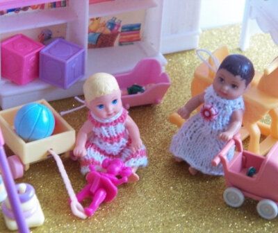 vêtement bébé barbie : une robe au tricot