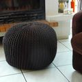 Un pouf rond en tricot