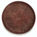 Rare plat en laque rouge sculpté, Marque et époque Yongle