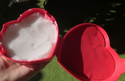 Gommage naturel au sucre et à l'huile de noix de coco pour la Journée de la Femme