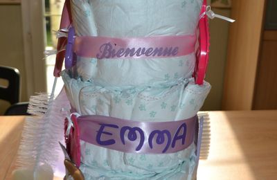 Gâteau de couches pour une petite Emma, commandé avec les couleurs rose/violet