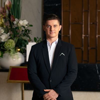 Maître d’hôtel et gestion du stress événementiel : rester invisible tout en gardant le contrôle