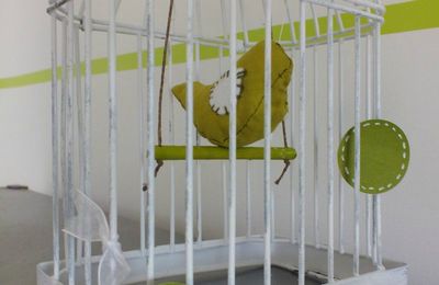 Idée déco : Un oiseau en tissu, un perchoir bricolé et une cage à oiseaux chinée ...