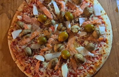 Pizza au saumon et champignons aux olives vertes et oignon nouveau’huile d’olive vierge extra •	Poivre  •	Sel Dans un bol, mettre la crème, ajouter 1 c. à c. de sauce to