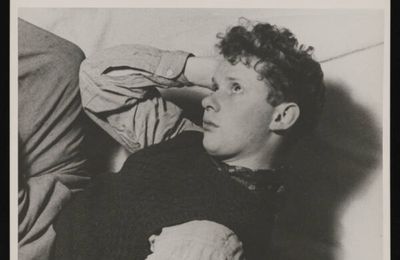 Dylan Thomas (1914 -1953) : Sur la colline de Sir John / Over Sir John's hill