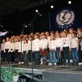 JOURNÉE DES DROITS DE L’ENFANT : YANNICK NOAH, MANNICK, GRÉGOIRE ET JULIEN CLERC AVEC LES CHORISTES HIRSONNAIS.