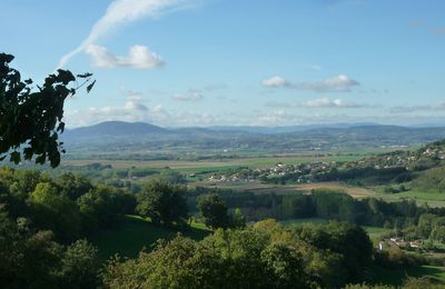 VUE SUR VERNIOZ ET LA CHAINE DU MONT PILAT AU LOIN...