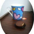 reflexion devant une tasse de thé et un morceau de chocolat