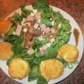 salade de mâche au chèvre panés chauds, sapghetti de pommes de terre, dés de jambon et miettes de roquefort