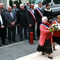 RECUEILLEMENT DEVANT L’ANCIENNE ÉCOLE DES ROUETS DÉDIÉE A CHARLES CLÉMENT.