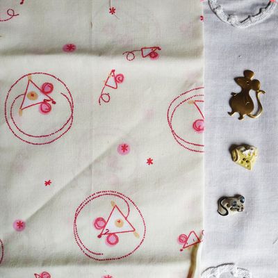 Lot tissu + boutons motifs souris