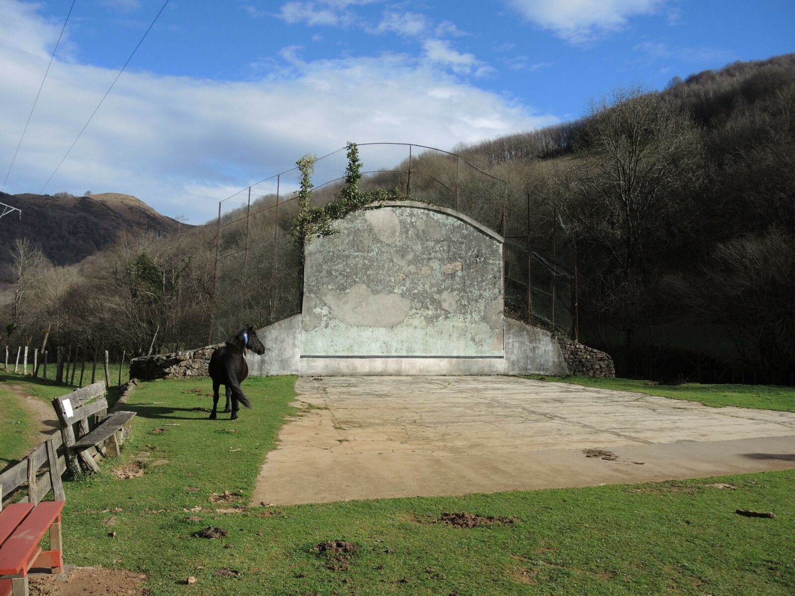 Aritzakun, fronton et cheval (Espagne)