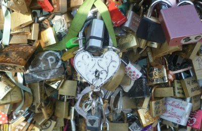 Cadenas d'amour sur le pont de l'Archevêché à Paris