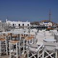 dans le vieux port de Naoussa, tout est blanc