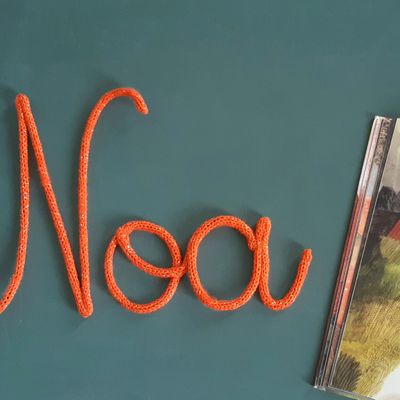 Noa en tricotin, laine orange mêlée à du fil doré