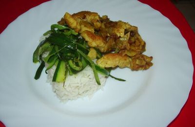 Curry de poulet, riz étuvé, courgette. 9 SP