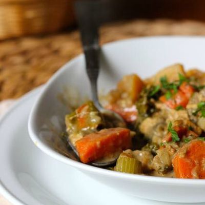 Potée de légumes et tempeh, sauce au beurre de cacahuète et lait de coco