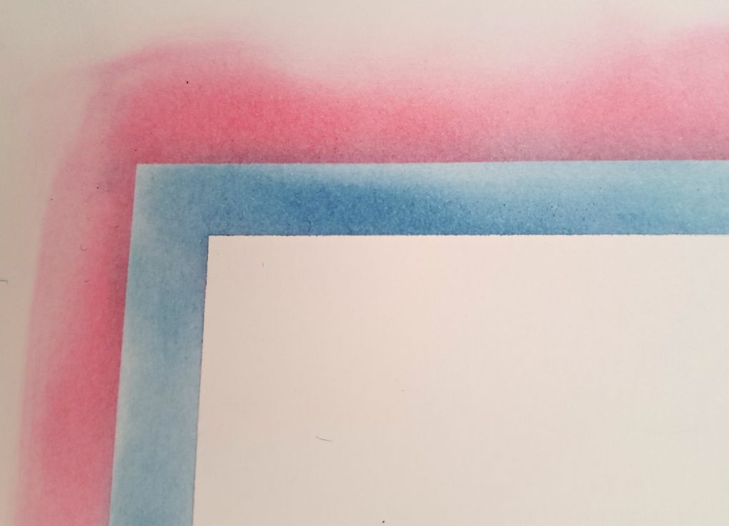 Le cache (ici carré) est glissé (translation) à chaque changement de couleur de pastel.
