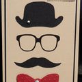 Carte d'anniversaire masculine avec chapeau melon, lunettes, moustache et noeud papillon