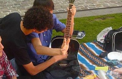 cf vidéo : deux musiciens + une guitare = une mélodie