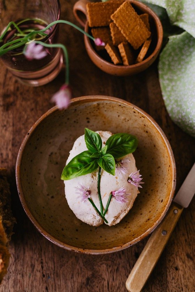 fromage frais maison, facile, recette printemps, dip pour apéro, basilic, tomates sechées, yaourt grec, comme du boursin, ail et fines herbes, tomates confites, fleur de ciboulette