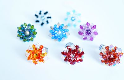 Nouvelles bagues rondes et colorées en perles de cristal