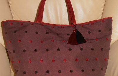 Sac cabas 45x27cm, fermeture par aimant,doublure velour rouge, avec de jolies pompons