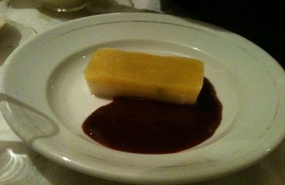 NOUVEL AN SOUS LES TROPIQUES : Lingots glacés poire et mangue aux éclats de pistaches et coulis de framboises