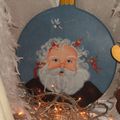 La boule de Noël du Père Noël chez les elfes coiffeurs by Domi