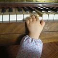 Une future pianiste ?...