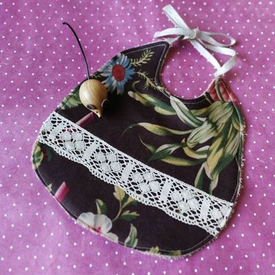 Bavoir Bohème éponge (noisette) tissu fleuri et dentelle ancienne - 3 mois 