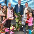 BUIRE: INÉS ET LOU MAINTIENNENT LA TRADITION DES VÉLOS FLEURIS.