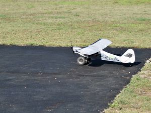 DÈCOLLAGE ET ÉVOLUTIONS DU PA18.