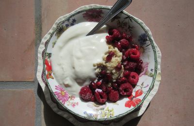 Porridge avec grenade et framboises
