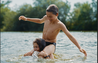 YOUNG HEARTS en Vidéo - Une histoire pudique et tendre, comme l'adolescence..