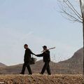 Chine: Un aveugle et un amputé des mains plantent 10 000 arbres en 10 ans !