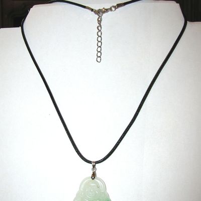 JADE 1* BOUDDHA - PENDENTIF BAROQUE SUR ATTACHE ARGENTEE .