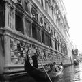 Laisse les gondoles à Venise !