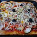 Pizza multicolore sur fond aux herbes de provence