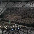 Un choeur de 10 000 Japonais qui interprètent la 9ème Symphonie de Bethoveen en commémoration du 1er anniversaire du Tsunami