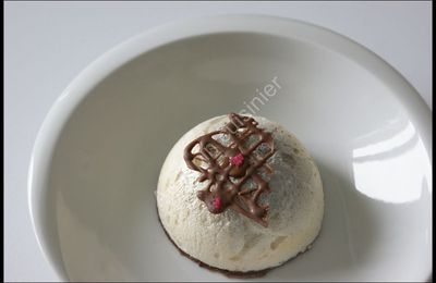 Dôme meringué à la mousse de framboise, coeur de cheesecake vanillé