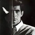 Anthony Perkins dans Désir sous les ormes, 1958.