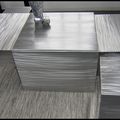 une table basse gigogne modulable en aluminium brossé