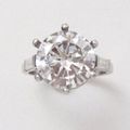 Bague solitaire en platine, ornée d'un diamant taille ancienne en serti griffe, épaulé de diamants taille baguette. 