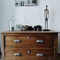 Commode ancienne, coffre, cadeaux, cadres composés, tableau