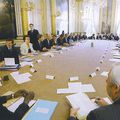 Le conseil des ministres vu de l'intérieur : une quarantaine de larves autour d'une table ovale