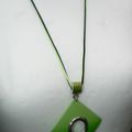 Collier carré vert.