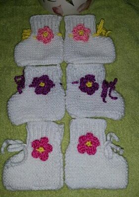 Mes premiers petits chaussons avec un mélange de tricot et de crochet . 