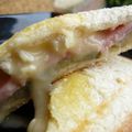 Croques au camembert et cornichons